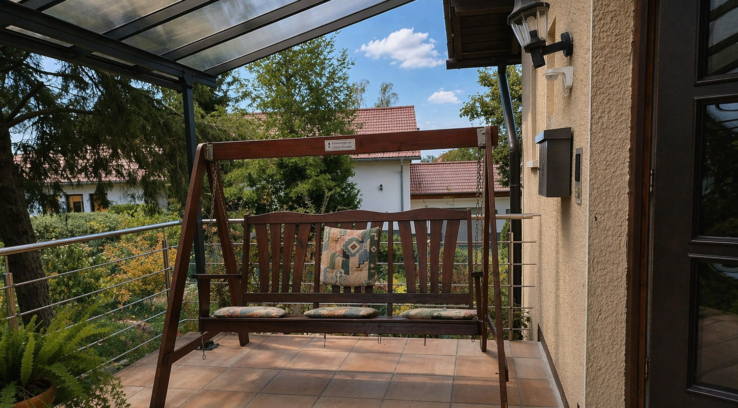 Gemuetliche-Terrasse-mit-Schaukelbank-Karusell