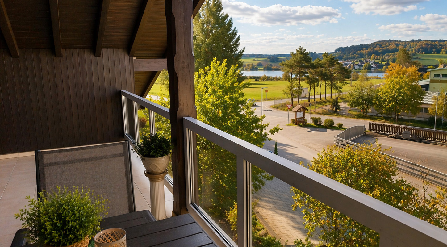 Gemuetlicher-Balkon-mit-Seeblick-Karusell